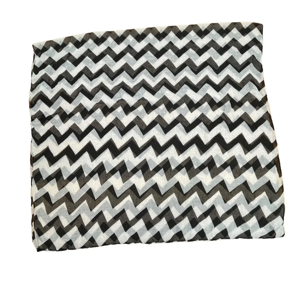 Black & White Infinity Scarf Chevron Striped Lightweight Womens 39x35